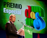"UN DOS TRES..." RECIBIÓ EL PREMIO ESPECIAL HOMENAJE DEL FESTVAL DE VITORIA DE MANOS DE LUIS LARRODERA